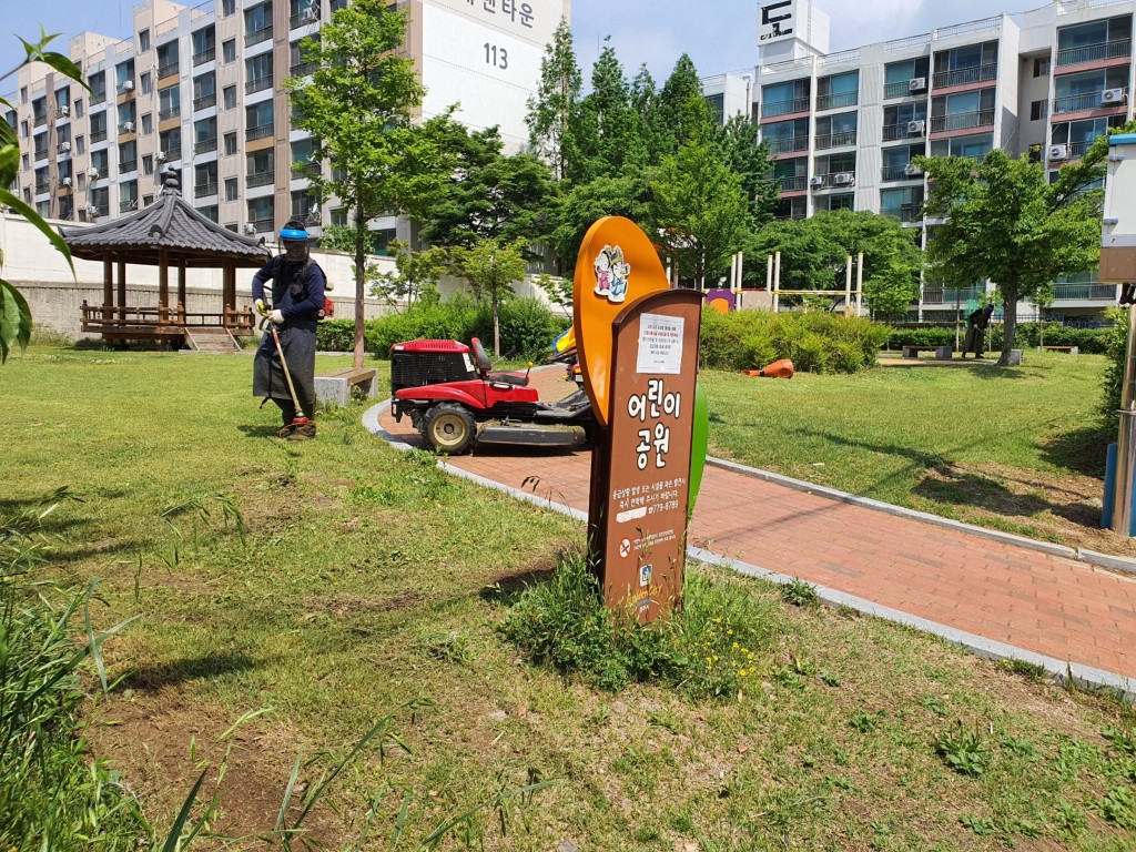 2. 경주시, 공원 및 녹지대 등 잔디 깎기로 깨끗한 환경 조성 (1)