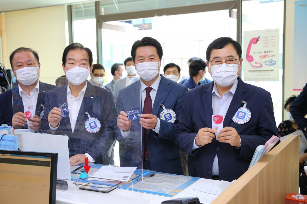 1. 경주경제 살리는 경주페이 현장발행 본격 시작(농협은행 시청출장소에서 경주페이 현장발행 시연후 인증 샷)