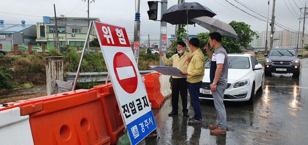 2. 여름철 집중호우 대비 이영석 부시장이 현장 점검하고 있다 (2)