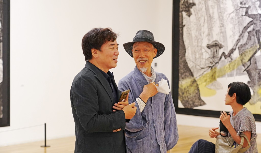 20일 경주엑스포를 방문한 서울옥션 이호재 회장(왼쪽)과 박대성 화백이 솔거미술관에서 함께 작품을 관람하고 있다.