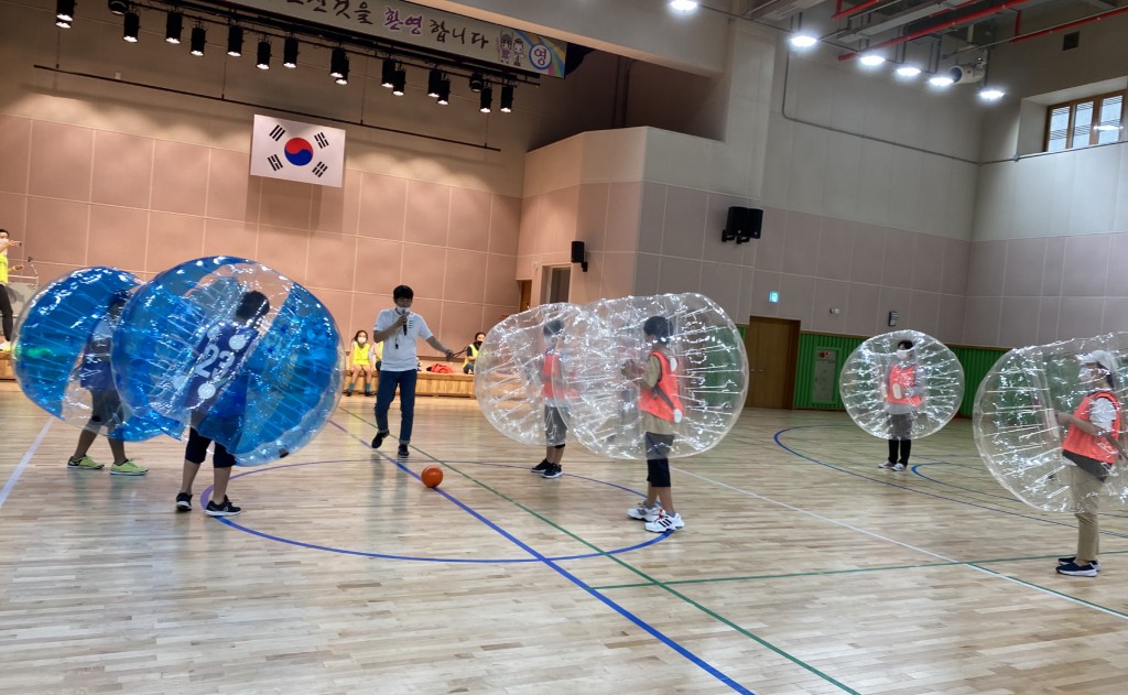 4. 경주시건강가정·다문화가족지원센터 가족사랑의 날 행사 개최 - 버블수트축구1