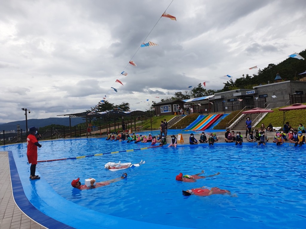 7. 경주화랑마을 수영장의 특별 이벤트(청소년지도사 시범)