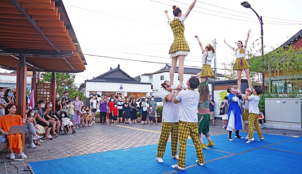 '인피니티 플라잉' 공연단이 7월31일 경주 황리단길(황남동 일원)에서 버스킹 공연을 선보이고 있다.-1