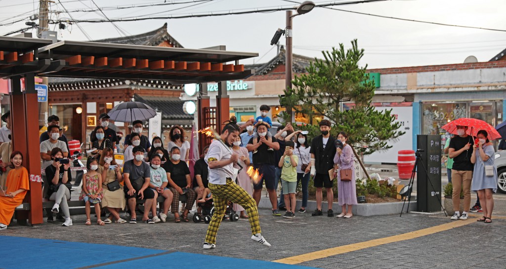 '인피니티 플라잉' 공연단이 7월31일 경주 황리단길(황남동 일원)에서 버스킹 공연을 선보이고 있다.