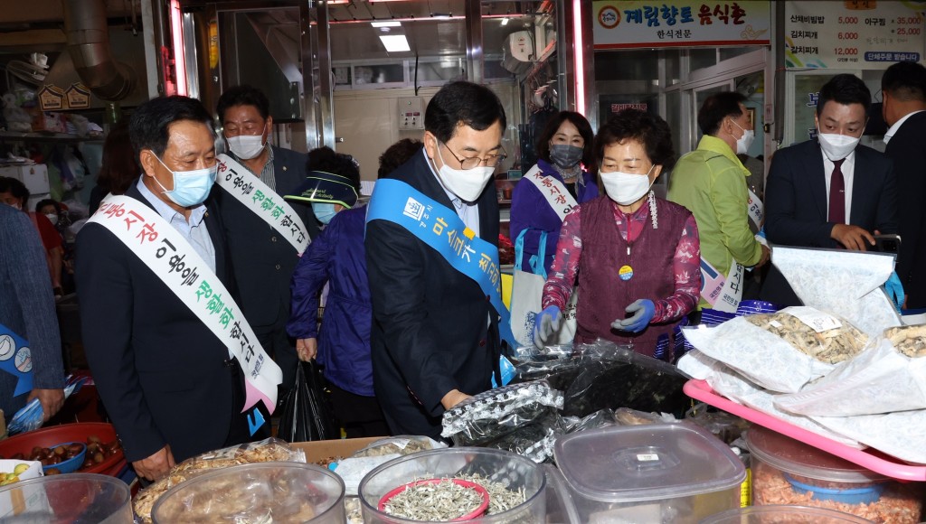 경주시, 전통시장·상점가 추석맞이 장보기 행사 펼쳐 (3)