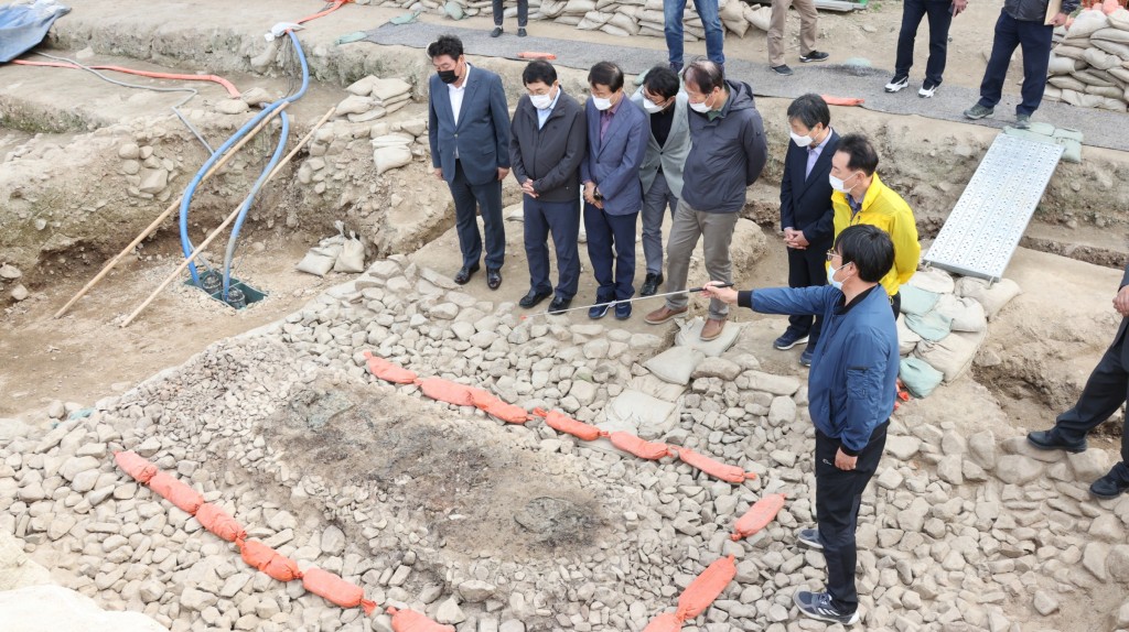 2. 주낙영 경주시장, 경주 황남동 120호분 발굴조사 현장 방문 (1)