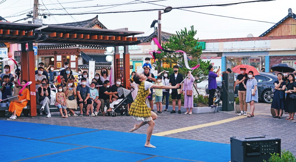 '인피니티 플라잉' 팀이 지난 7월 경주 황리단길(황남동 일원)에서 펼친 버스킹 공연 모습.-1