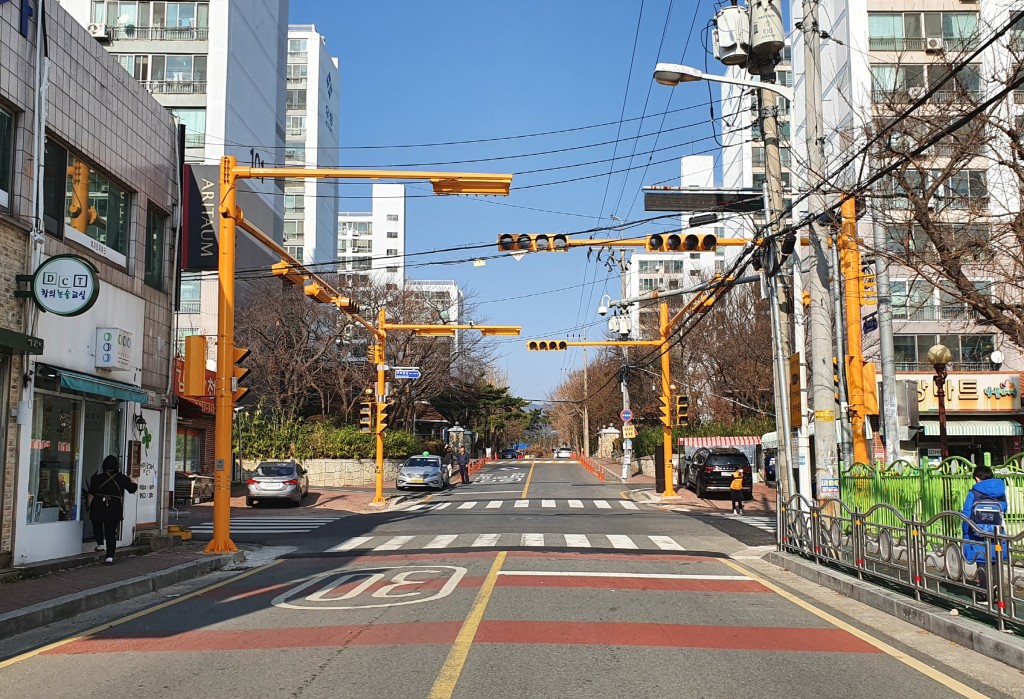 4. 경주시, 초등학교 주변 노란신호등 설치로 안전 거리 조성(동천초등) (2)