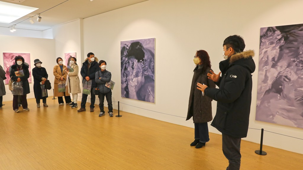 16일 솔거미술관에서 열린 '작가와의 대화'에서 김창수 작가(우측 첫번째)가 자신의 작품을 참가자들에게 설명하고 있다.