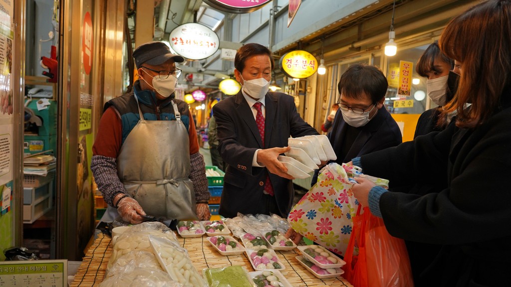 3일 자매결연 체결 후 류희림 경주엑스포 사무총장(왼쪽 두번째)이 성동시장에서 직원들과 함께 물품을 구입하고 있다.