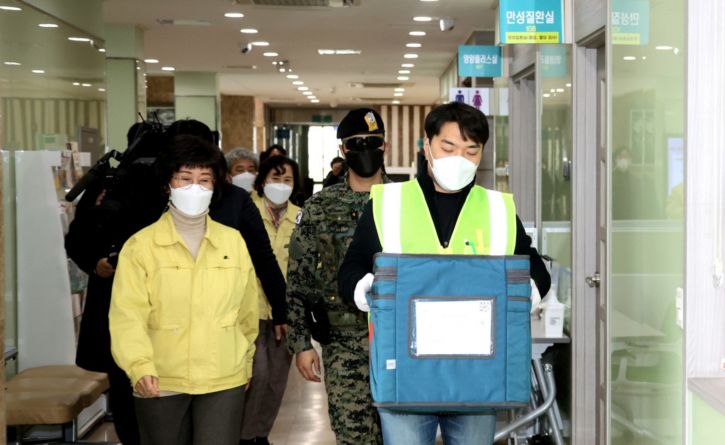 무사히 경주 도착한 코로나19 백신... 내일부터 접종 (2)