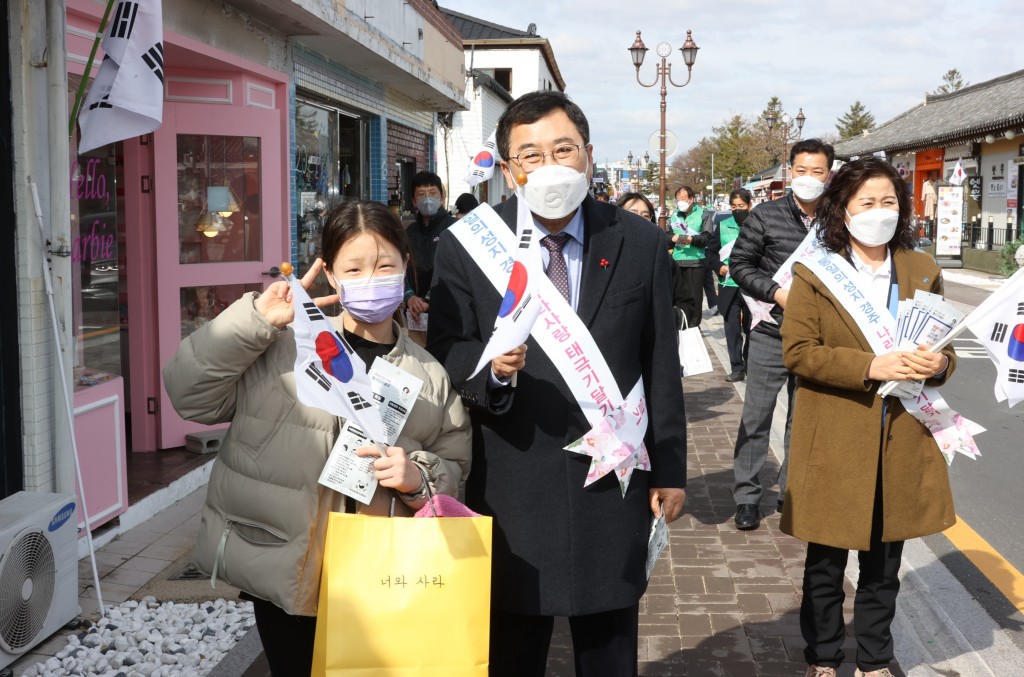 2. 경주시, 3·1절 기념행사 대신 태극기달기 캠페인 나서 (2)