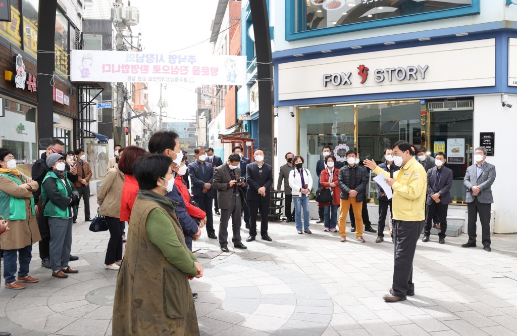 2. 주낙영 경주시장, ‘중심상가 골목상권 재도약 사업’ 및 ‘전선 지중화 사업’ 현장방문 (2)