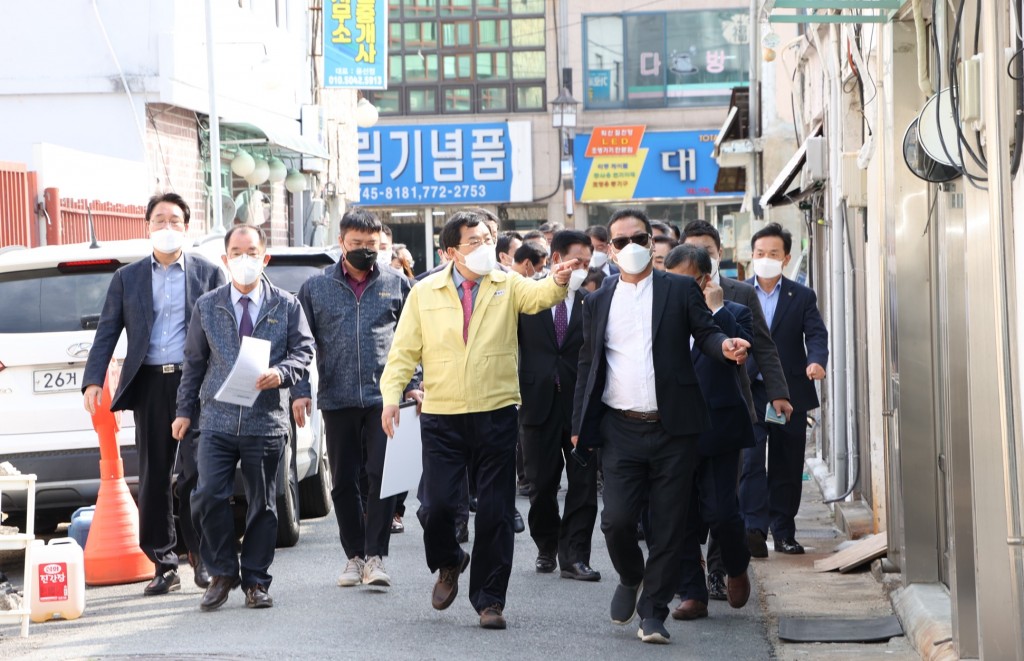 2. 주낙영 경주시장, ‘황오동 원도심 도시재생 뉴딜사업’ 및 ‘성동시장 노점상·인도 정비’ 현장방문