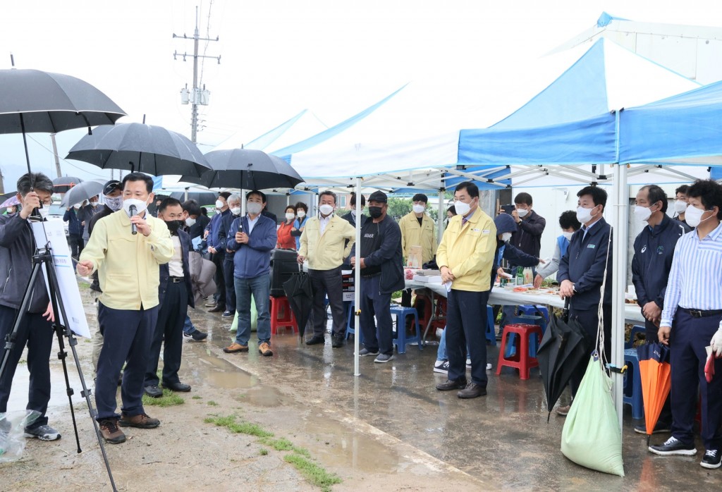 1. 주낙영 경주시장, 드문모심기(소식 재배) 모내기 행사 참여 풍년농사 기원 (1)