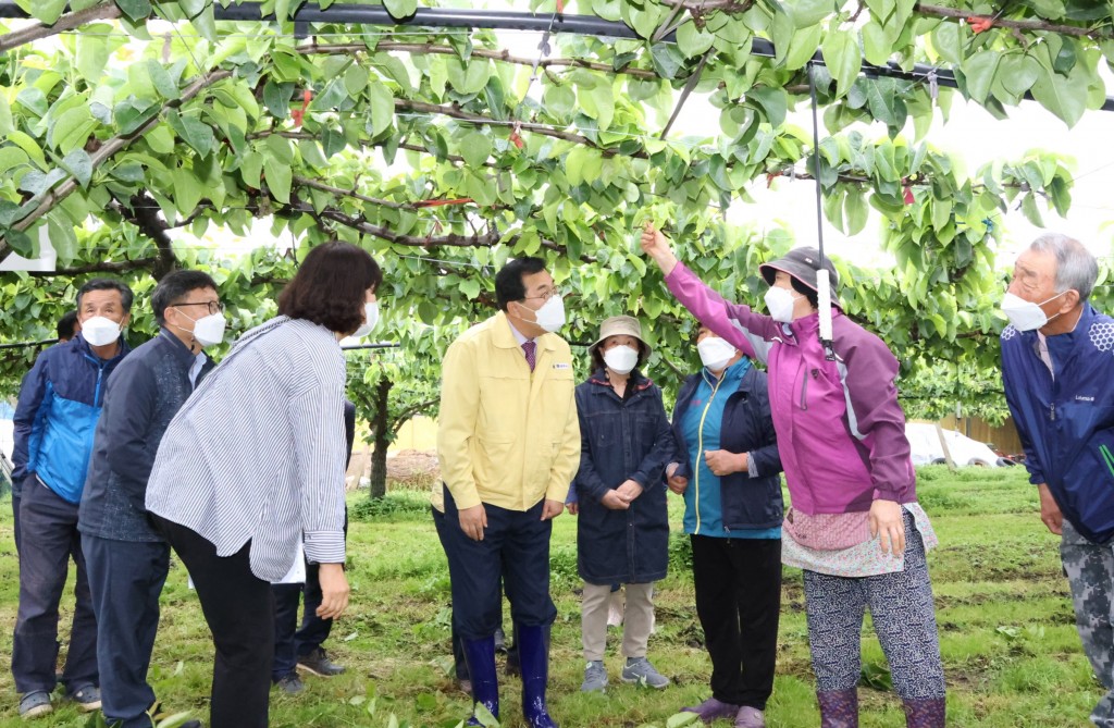 3.경주시농업기술센터, ‘미온수 살포 프로그램’ 시범 평가회 개최 (1)