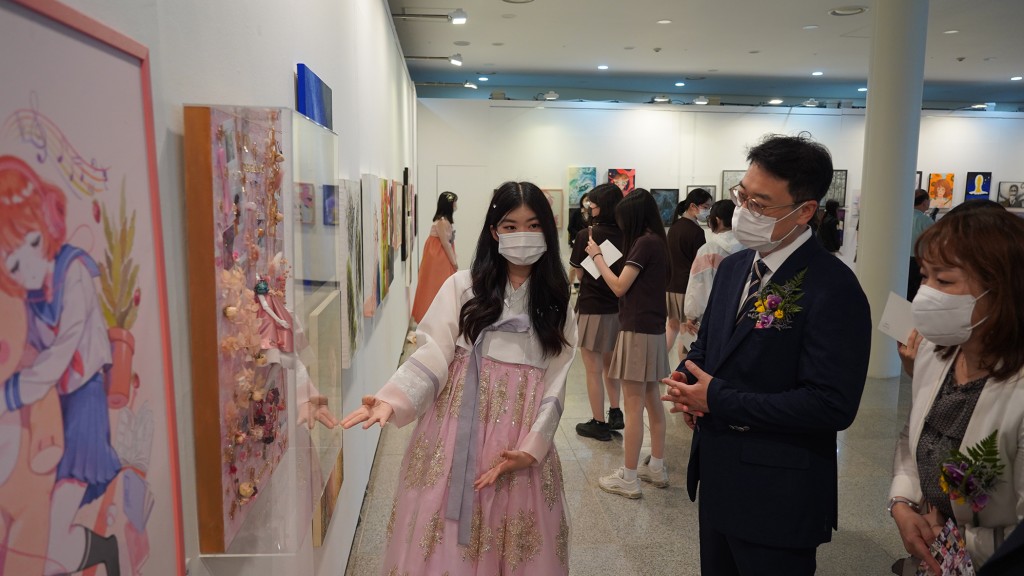 지난 15일 경주엑스포대공원 문화센터에서 열린 포항예고 정기작품전 오프닝 행사에서 학생들이 작품에 대해 설명하고 있다.