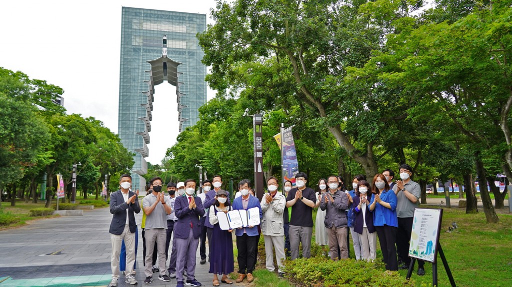 김은수 시인과 이지인 시인이 감사패를 전달받은 후 경주엑스포대공원 직원들과 기념촬영을 하고 있다.