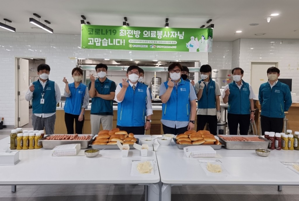 사진 1. 한국원자력환경공단 차성수 이사장(중앙 왼쪽)과 정기룡 노조위원장(중앙 오른쪽)