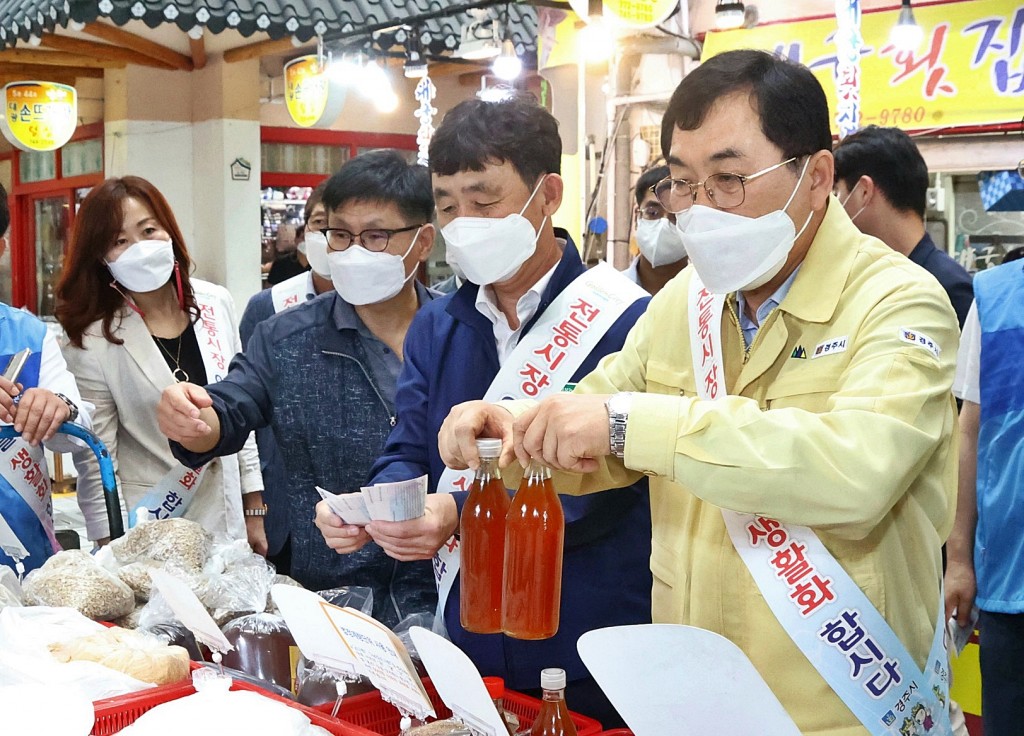 1. 주낙영 경주시장 민생 행보... 추석장 보러 전통시장 찾아 (3)