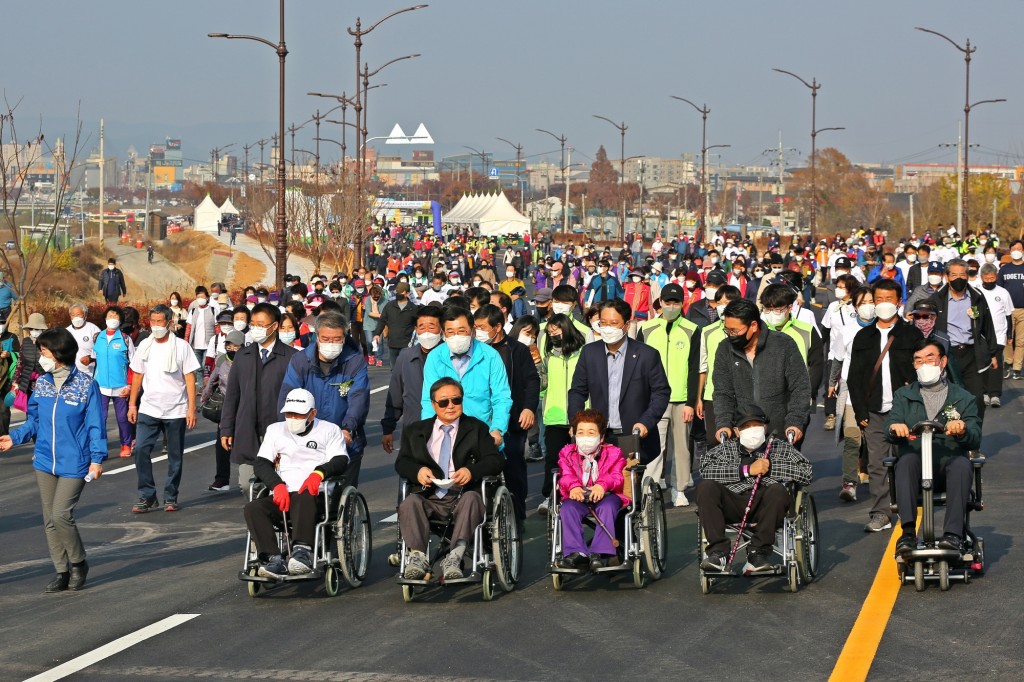 1. 경주시, 강변로 개통기념식·제17회 사랑나눔 건강걷기대회 개최 (1)