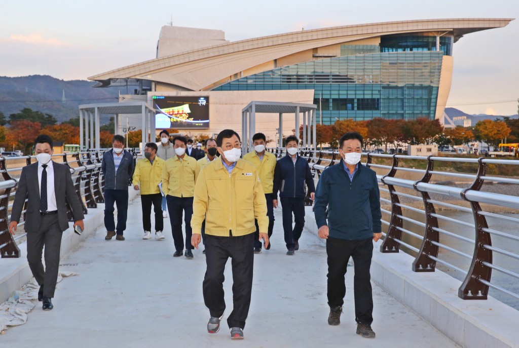 1. 주낙영 경주시장, 부산국토관리청 시행 ‘형산강 공도교’ 건설현장 방문 (2)