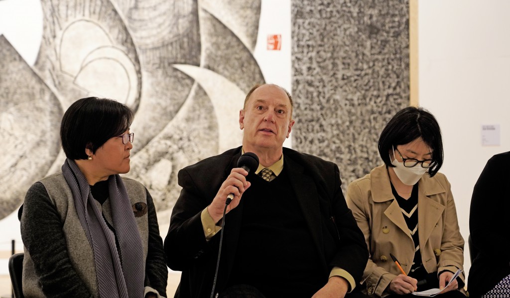 15일 경주엑스포대공원 솔거미술관에서 열린 한국화 브랜딩 컨퍼런스에서 존 스톰버그 후드 미술관 관장이 관람객 질문에 답을 하고 있다.