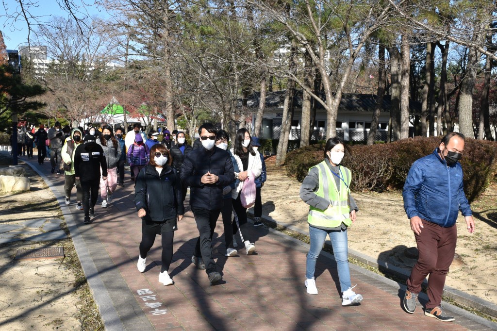 보문호반힐링걷기 참가자들이 호반둘레길을 걷고 있다.