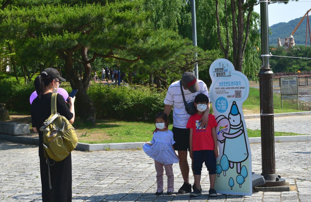 지난 5월 관광객들이 보문호반힐링걷기에 참여하고 있다.