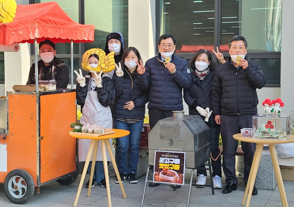 2. 붕어빵 굽는 경주시청 공무원들…, 앙꼬만큼이나 속이 꽉찬 선행 (2)