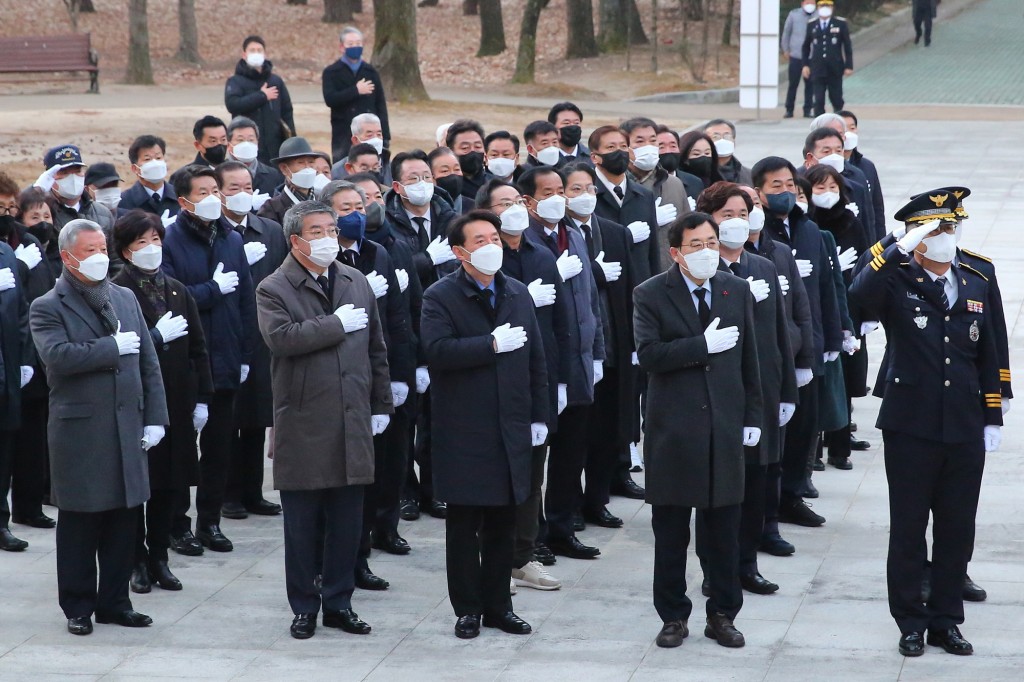 2. 주낙영 경주시장, 충혼탑 참배로 새해 업무 시작 (2)