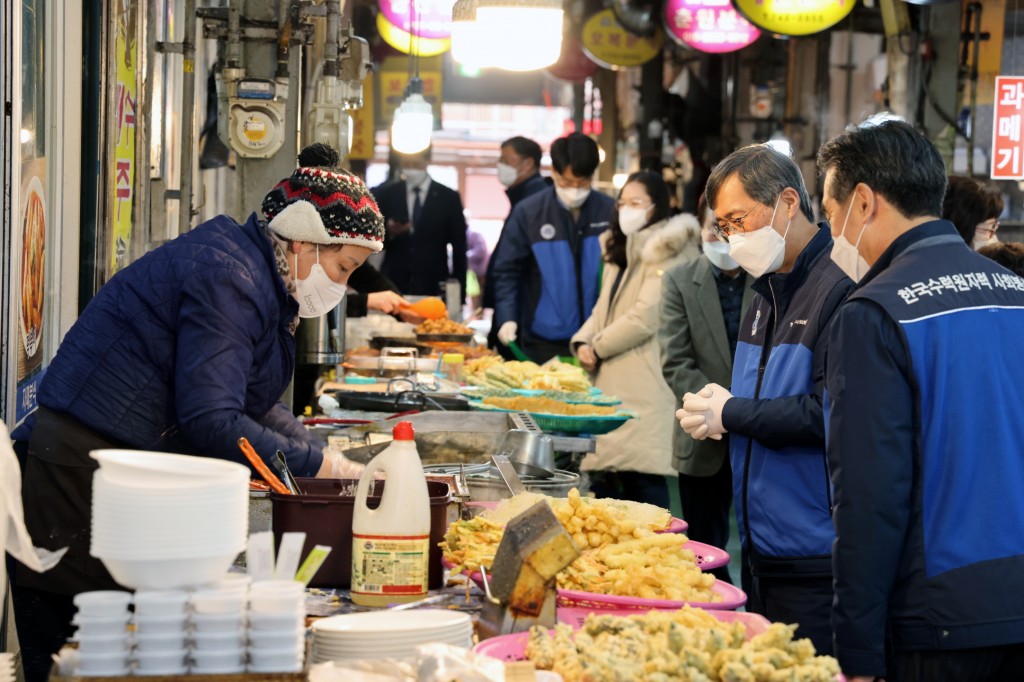 사진2. 정재훈 사장과 직원이 구입한 1천만원 상당의 물품은 경주지역 취약계층에 전달될 계획이다