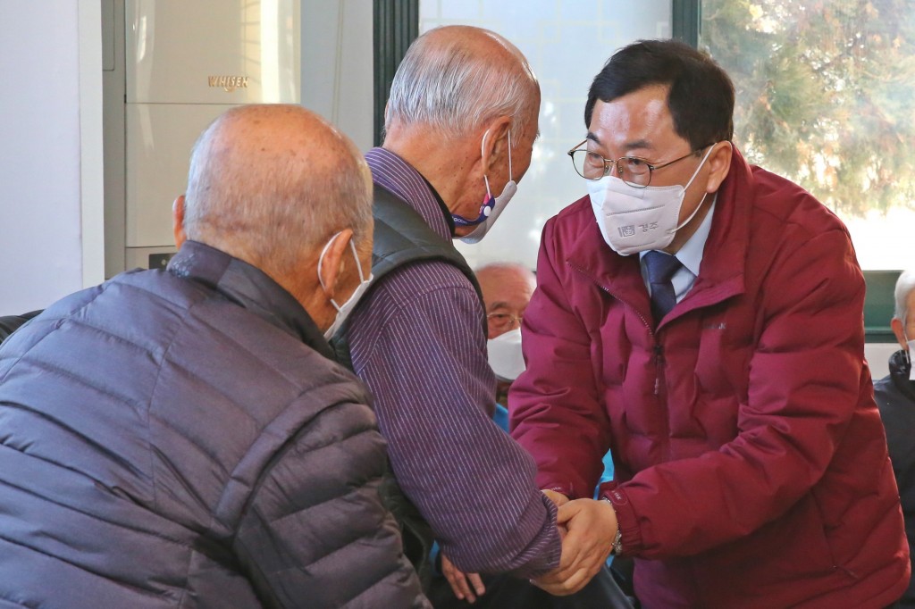주낙영 경주시장이 지역 노인복지사업장을 찾은 자리에서 이곳을 방문한 어르신들과 인사를 하고 있다.