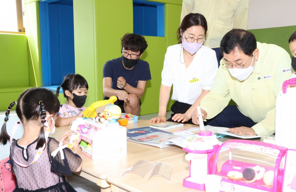 주낙영 경주시장, 지역공동육아나눔터를 방문하여 아이들과 함께 현장학습을 경험해 보고 있다.