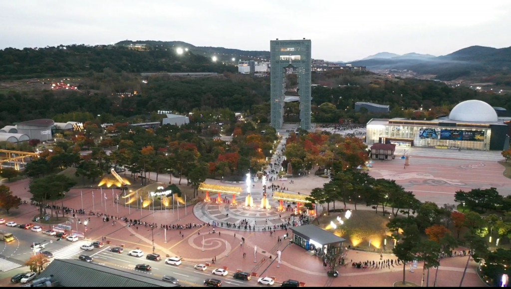 가을 시즌 프로그램으로 진행된 '루미나 해피 할로윈'에 참가하기 위한 관람객들이 입구에서 부터 줄을 서며 입장하고 있다