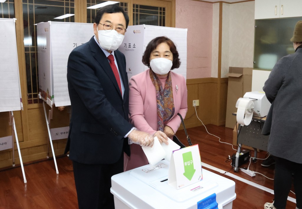 주낙영 경주시장, 배우자와 함께 사전투표···“소중한 국민 주권, 꼭 행사하세요” (2)