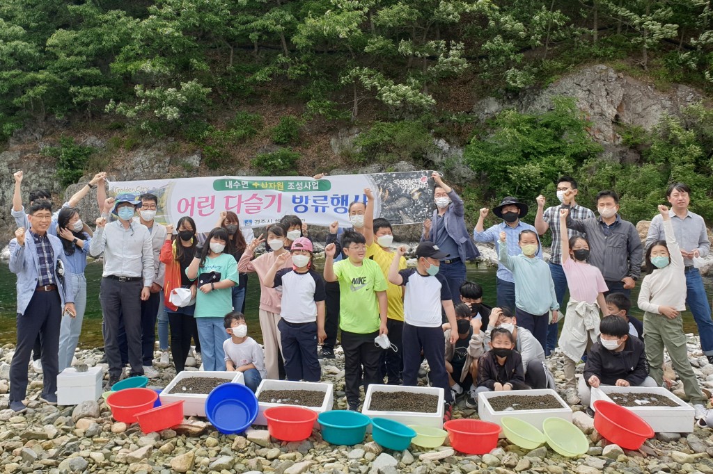 4-1. 경주시, 산내면 동창천에 어린 다슬기 34만 마리 방류