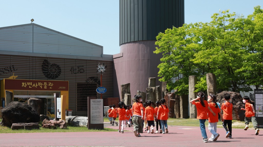 경주엑스포대공원으로 봄 소풍 온 아이들이 자연사 박물관으로 이동하고 있다.