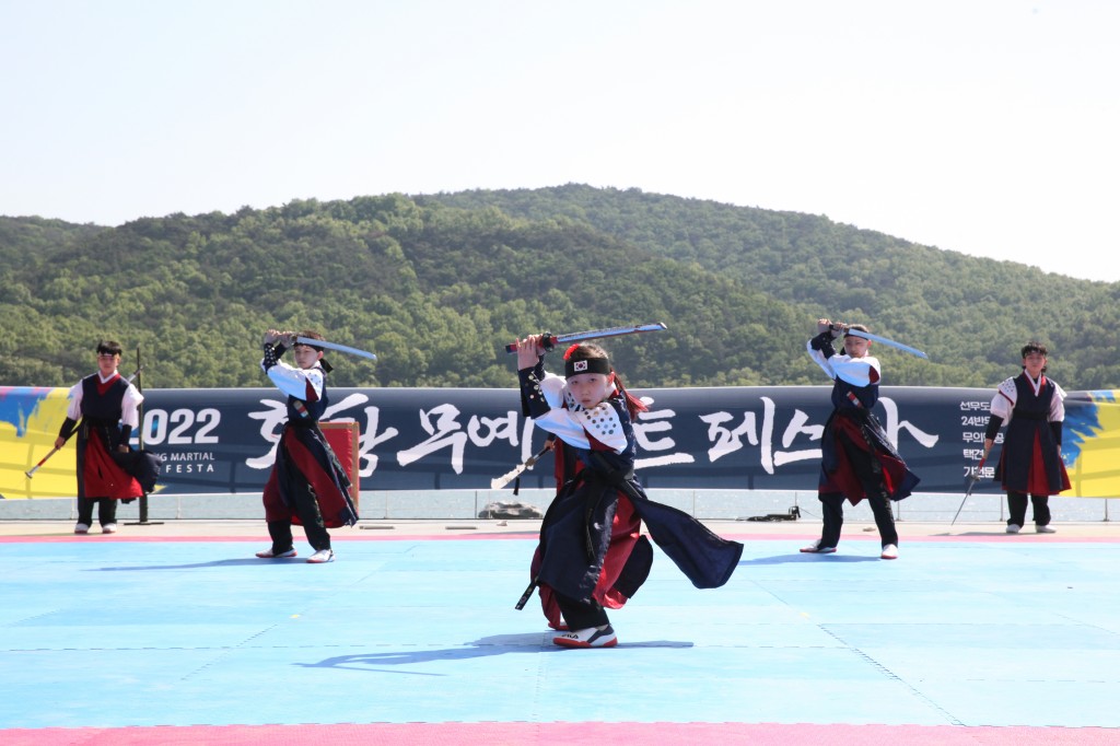 화랑무예페스타 공연팀이 공연을 하고 있다.