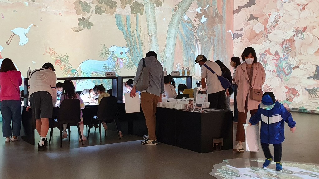 경주세계문화엑스포기념관 내 상상동물원에서 그림도 그리고 체험하는 아이들 모습