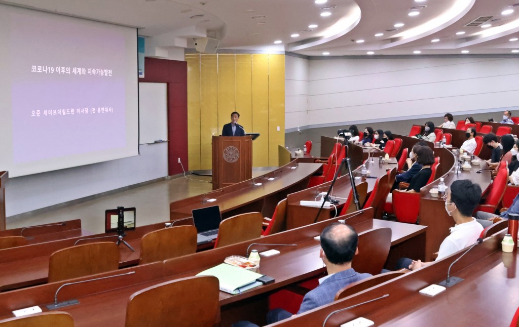 6. 경주시 오준 전 대한민국 UN대사 초청 특강 가져