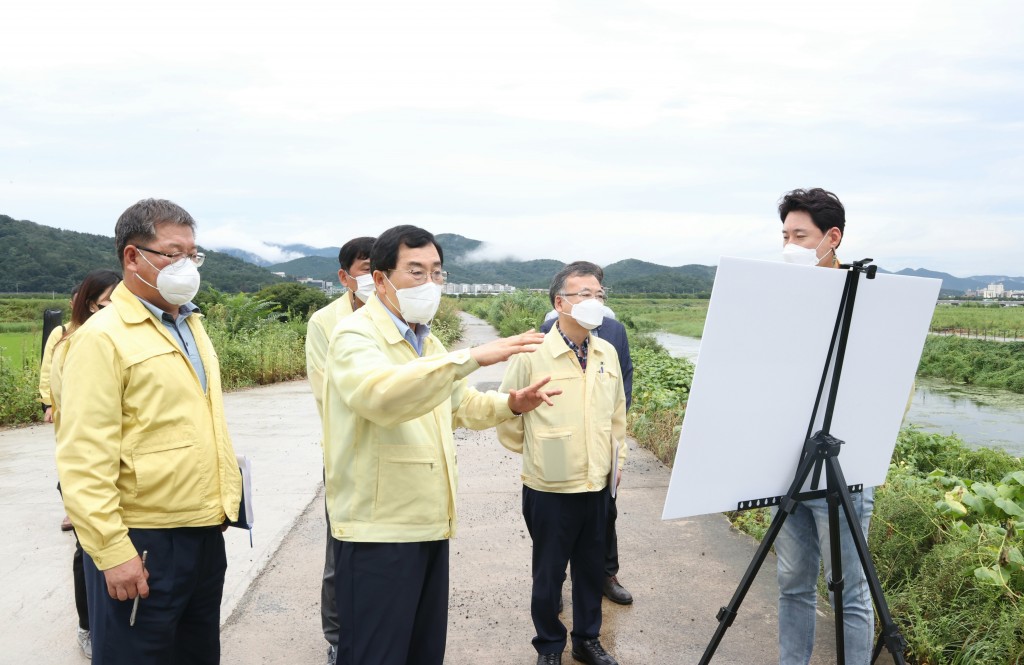 주낙영 경주시장, 남천 수변공원 조성사업과 남산으로 이어질 수 있도록 사업확장을 주문하고 있다.