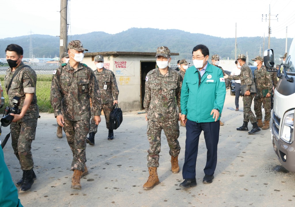 1-2. 박정환 육군참모총장, 경주시 천북면 시설재배 농가 찾아 대민지원 장병 격려