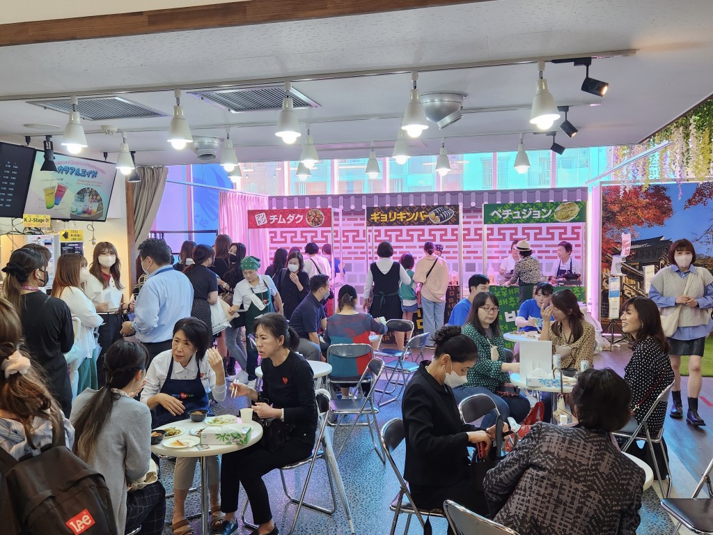 경상북도 팝업스토어를 방문한 일본관광객들이 배추전과 김밥을 즐기고 있다