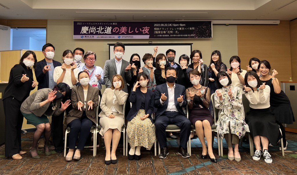 공사 임직원들이 일본 6개 주요여행사와 언론사, 인플루언서들과 간담회기념촬영을 하고 있다