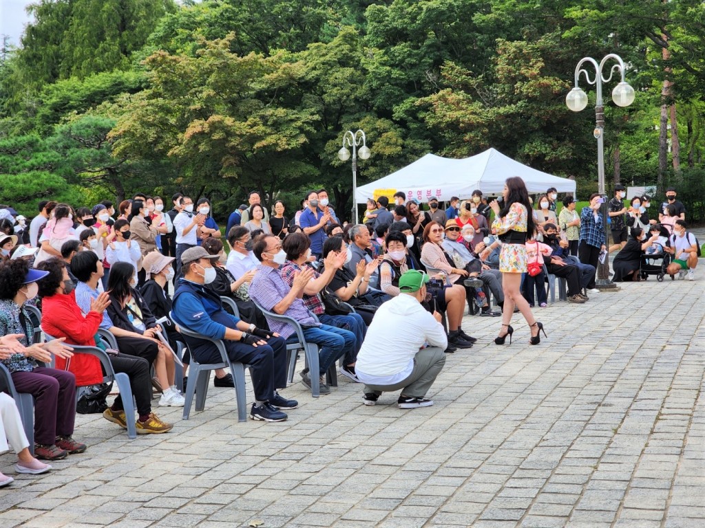 보문광장을 찾은 관광객들이 행사를 즐기고 있다.3