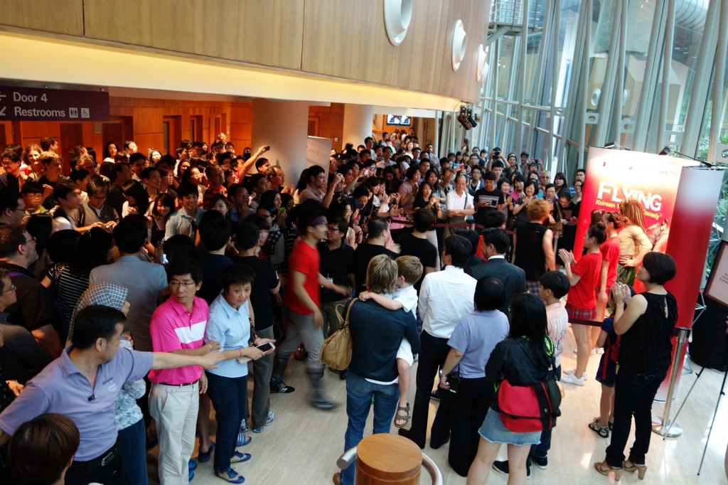 2012 싱가포르 공연 후 공연장 밖에서 관객들에게 인사를 하는 모습