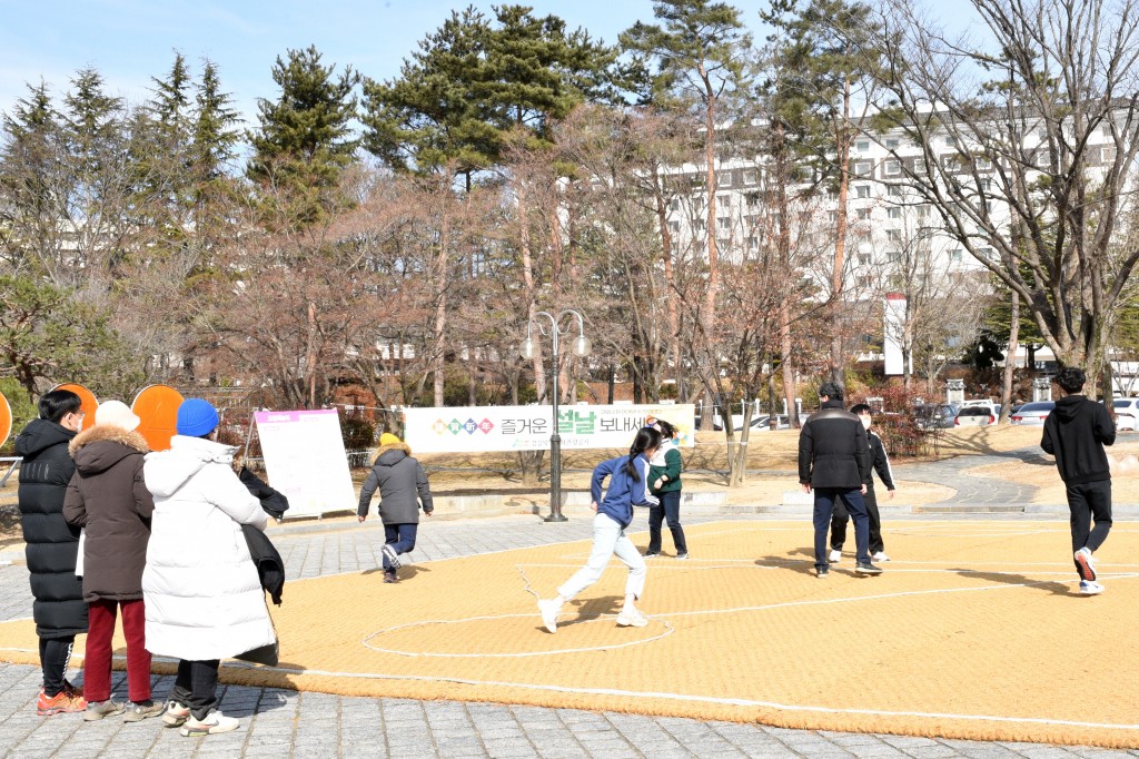 2022년 신년맞이 보문단지 행사 오징어게임에 에 관광객들이 참여하고 있다