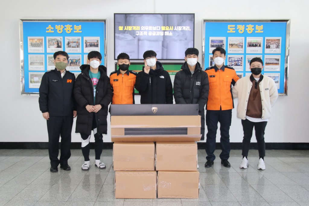 경주고등학교 학생들 우산100개 기부