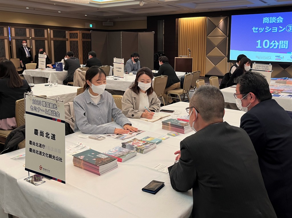 공사직원이 일본거점도시 로드쇼 여행사 대상 B2B상담회를 진행하고 있다.